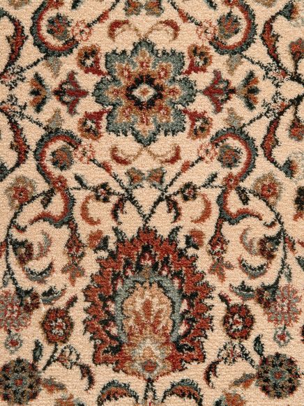 Teppich zeigt gemustertes, ornamentales Design mit floralen Elementen in Beige, Rot und Grün.