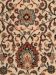 Teppich zeigt gemustertes, ornamentales Design mit floralen Elementen in Beige, Rot und Grün.