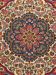 Detailliertes Teppichmuster mit blauen, roten und braunen floralen Motiven in einem symmetrischen Design.