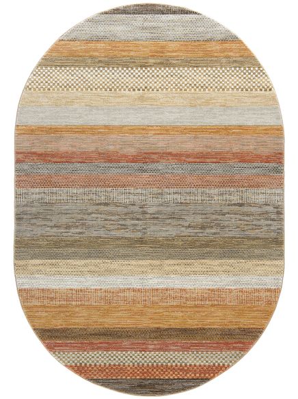 Ovaler Teppich zeigt gestreiftes Muster in Braun-, Beige- und Orangetönen auf weißem Hintergrund.
