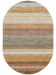 Ovaler Teppich zeigt gestreiftes Muster in Braun-, Beige- und Orangetönen auf weißem Hintergrund.