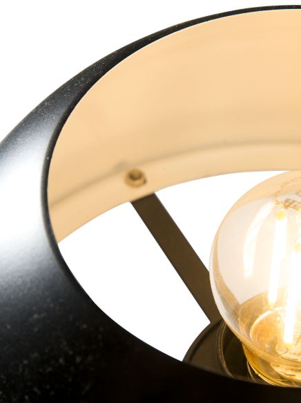 Lampe zeigt leuchtende Glühbirne in schwarzem Lampenschirm vor weißem Hintergrund.