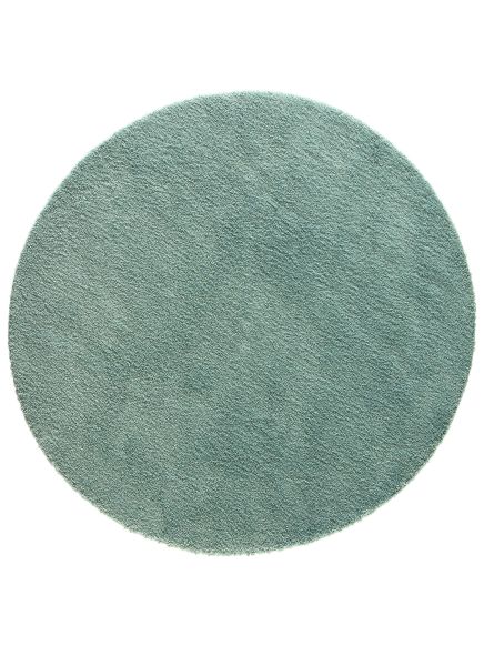 Runder Teppich in Pastellgrün, flauschige Oberfläche, auf weißem Hintergrund.