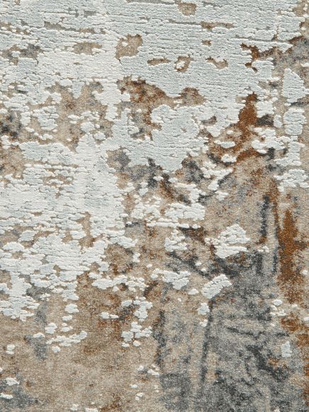 Teppich zeigt abstraktes Muster in Beige, Braun und Grau mit unregelmäßiger weißer Struktur.
