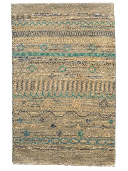 Teppich zeigt geometrische Muster in Beige, Blau und Grün auf hellem Hintergrund.