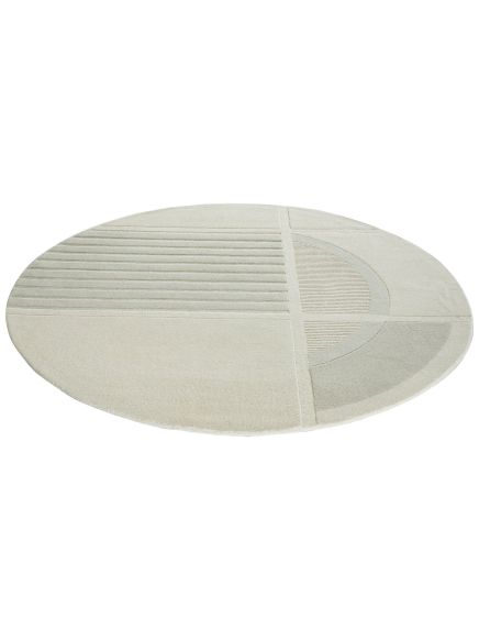 Ovaler Teppich zeigt geometrische Muster mit Linien und Halbkreisen in hellem Ton.