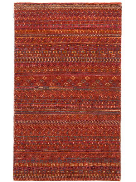 Teppich zeigt verschiedene bunte geometrische Muster in Reihen auf rotem Hintergrund.