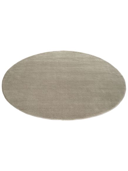 Runder Teppich liegt flach auf weißem Hintergrund, Farbe beige, ohne Muster.