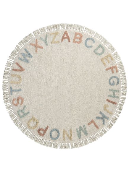 Runder Teppich zeigt Alphabet in bunten Buchstaben rundum auf hellem Grund mit Fransenrand.