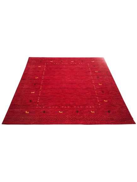 Roter Teppich liegt flach mit kleinem gelb-schwarzem Tier- und Pflanzenmuster am Rand.