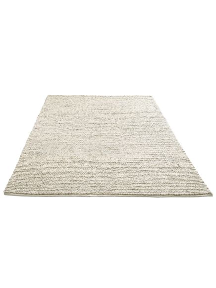 Beiger flacher Teppich, liegt ausgebreitet auf weißem Hintergrund, texturierte Oberfläche.