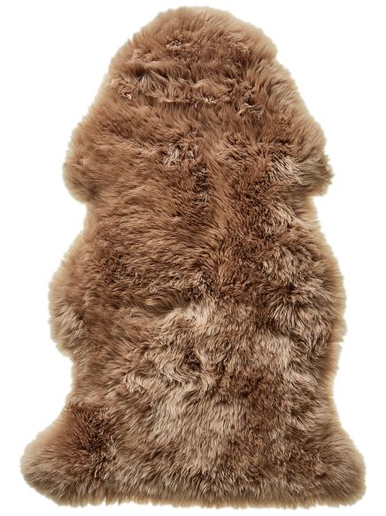 Braunes, flauschiges Fell liegt flach auf weißem Hintergrund ohne weitere Objekte.