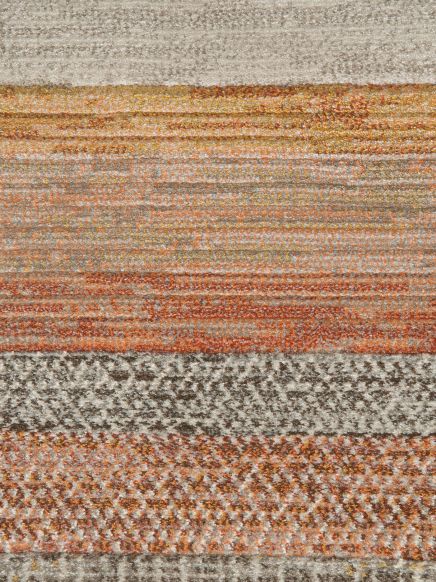Teppich zeigt mehrfarbige horizontale Streifen in Beige, Gelb, Orange und Braun, Innenraum.
