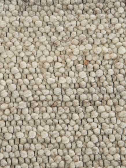 texturierter Teppich mit kleinen wolligen Knoten in verschiedenen Beige- und Brauntönen nahaufnahme
