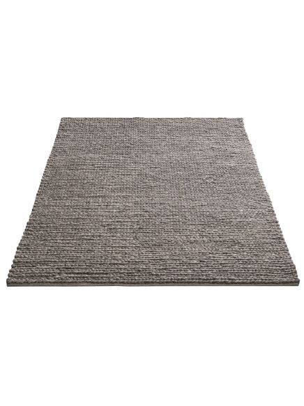 Quadratischer grauer Teppich mit grober Strickstruktur auf weißem Hintergrund.