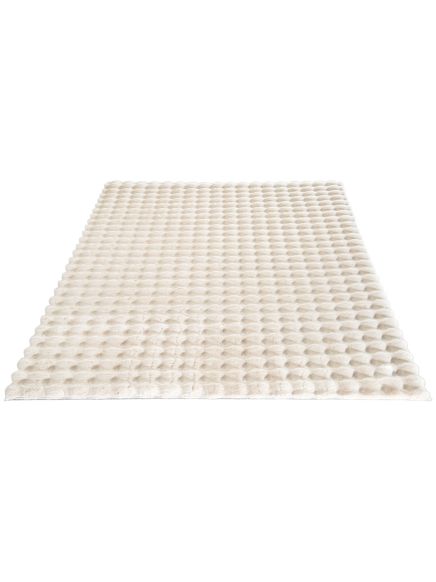 Quadratischer Teppich mit hellbeiger, kreisförmiger strukturierter Oberfläche auf weißem Hintergrund.