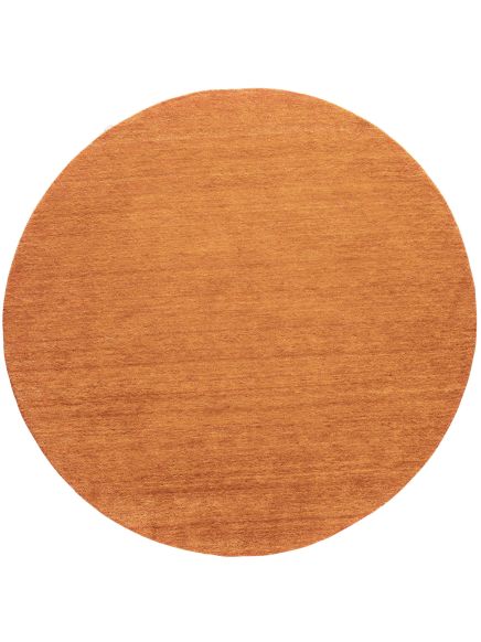 Runder orangefarbener Teppich in einer Studioaufnahme vor weißem Hintergrund.
