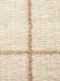 Teppich zeigt beige gerastertes Muster mit braunen Linien in Nahaufnahme, strukturierte Oberfläche.