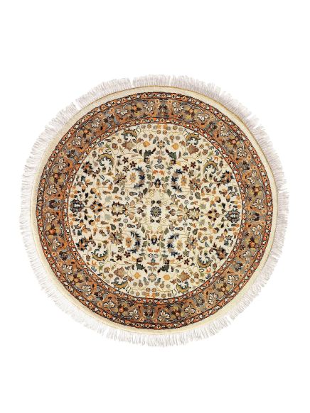 Runder Teppich mit floralem Muster in beige, braun und orange auf weißem Hintergrund und Fransen.