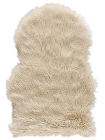 Beiger, flauschiger Teppich mit unregelmäßiger Form auf weißem Hintergrund.