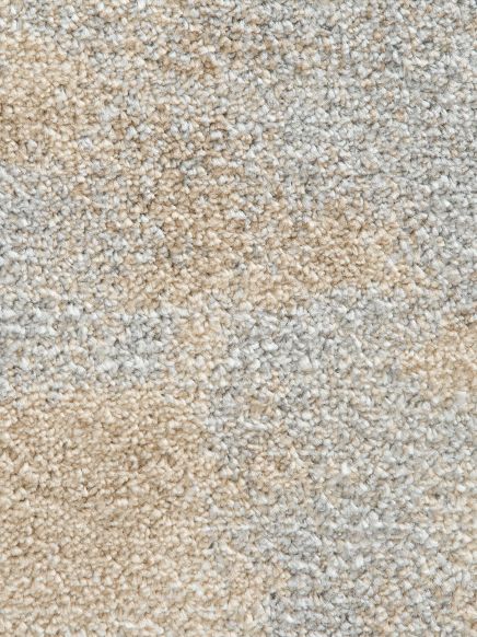 Teppich zeigt beige und hellgraue Fasern in dichtem, gemustertem Design.