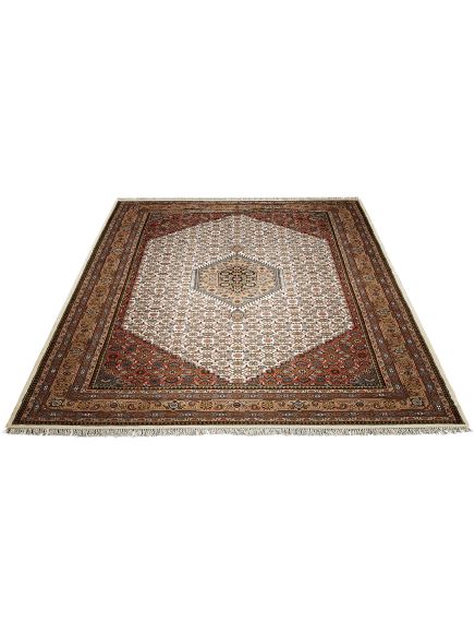 Orientteppich zeigt geometrisches Muster mit zentralem Hexagon, floralen Details und breitem Rand.