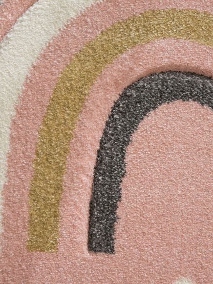 Bunter Teppich zeigt bogenförmige Muster in Rosa, Schwarz, Gelb und Weiß.