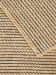 gewebter Teppich zeigt überlappende, beige und schwarze Karomuster in Nahaufnahme