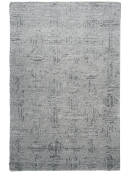 Grauer Teppich mit unregelmäßigem, linienförmigem geometrischem Muster, flach liegend.