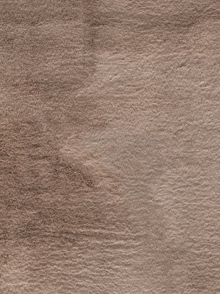weicher, brauner teppich mit unterschiedlicher florhöhe und strukturiertem aussehen