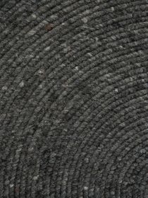 Dunkelgrauer runder Teppich mit spiralartiger, grob gewebter Struktur.