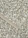Kuscheliger, grob gewebter Teppich mit beige-grauen Flocken und beigem Saumrand.