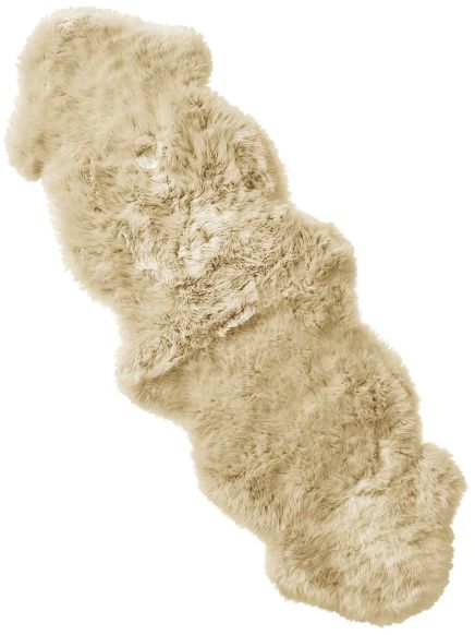 Flauschiger, beiger Fellteppich liegt isoliert auf weißem Hintergrund.