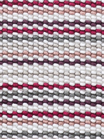 Gestricktes Stoffmuster mit Streifen in Weiß, Pink, Grau und Lila, Nahaufnahme.