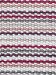 Gestricktes Stoffmuster mit Streifen in Weiß, Pink, Grau und Lila, Nahaufnahme.
