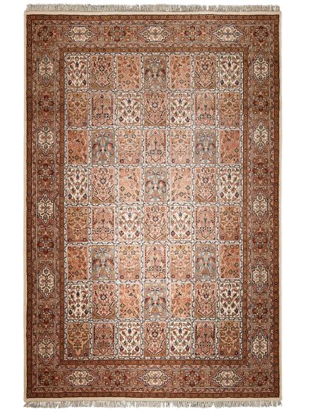 Teppich zeigt rechteckige Muster mit floralen Motiven in Braun-, Beige- und Blautönen auf hellem Grund.