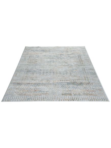 Teppich zeigt Muster mit geometrischen Formen in Grau- und Beigetönen auf weißem Hintergrund.