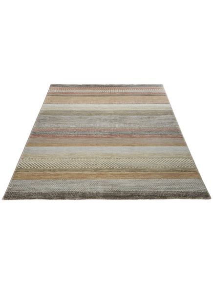 Rechteckiger Teppich mit horizontalen Streifen in Braun-, Beige- und Grautönen auf weißem Hintergrund.