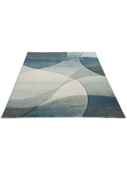 Teppich zeigt geschwungene Muster in Blau-, Grau- und Beigetönen auf hellem Hintergrund.