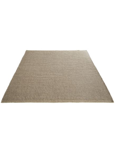 Quadratischer Teppich liegt flach auf weißem Hintergrund, strukturierte Oberfläche sichtbar.