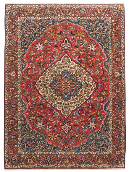 Orientalischer Teppich zeigt zentralen Blumen-Medaillon, von bunten floralen Mustern auf rotem Grund umgeben.