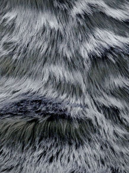 Grau-schwarzes Fell zeigt Textur und Muster mit weichen Haarsträhnen in Nahaufnahme.