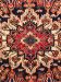Orientalischer Teppich zeigt rotes, blaues und cremefarbenes geometrisches Muster mit Blumenmotiven.