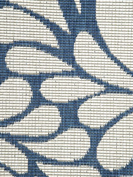 gewebter stoff zeigt blau-weiße blattmuster in wiederholtem design nahaufnahme
