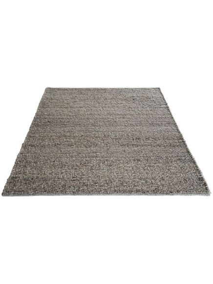Grau melierter Teppich liegt flach auf weißem Hintergrund, rechteckige Form, gestrickte Textur.