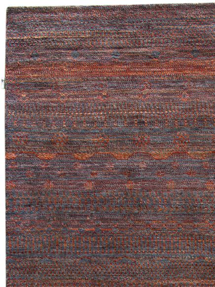 Teppich zeigt roten und blauen gemusterten Stoff mit wiederholten geometrischen Formen.