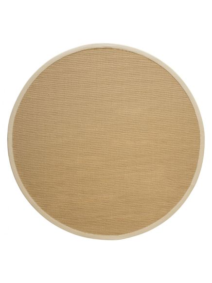 Runder Teppich in Beige mit feiner Struktur auf weißem Hintergrund.