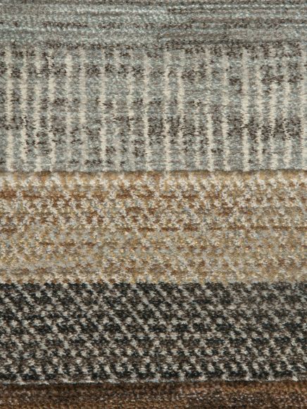 Textil mit horizontalen Streifen in Grautönen und Braun, unterschiedliche Webmuster sichtbar.