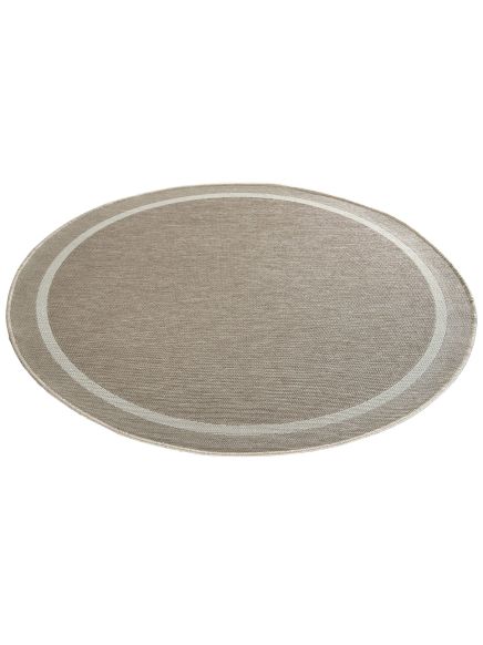 Ovaler Teppich mit schlichtem Hellstreifenmuster auf hellem Hintergrund vor weißem Hintergrund.
