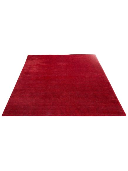 Roter Teppich liegt flach auf weißem Hintergrund, ohne Muster oder Objekte.